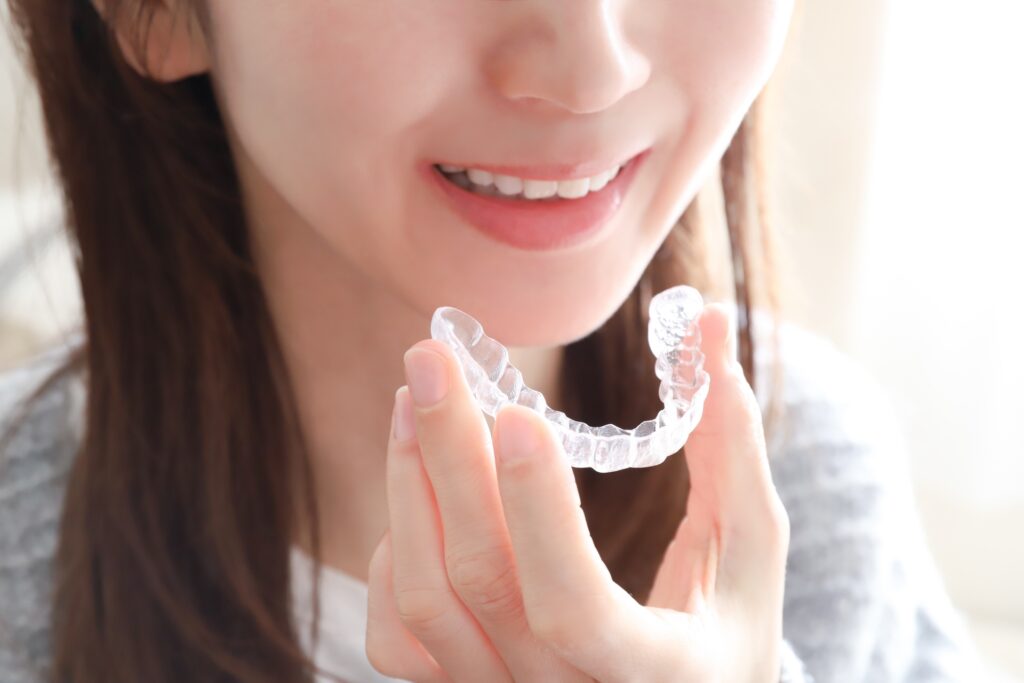 安さだけで選ばないで。インプラントやマウスピース矯正で後悔しないために